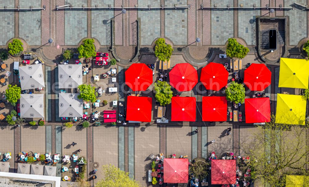 Aerial photograph Essen - tables and benches of open-air restaurants Cafe Extrablatt on Kennedyplatz in Essen in the state North Rhine-Westphalia, Germany