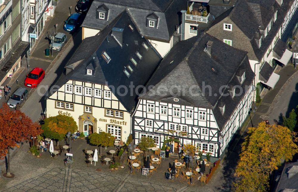 Aerial image Brilon - Tables and benches of open-air restaurants Cafe Am Markt and Restaurant Jaegerhof am Marktplatz in Brilon in the state North Rhine-Westphalia