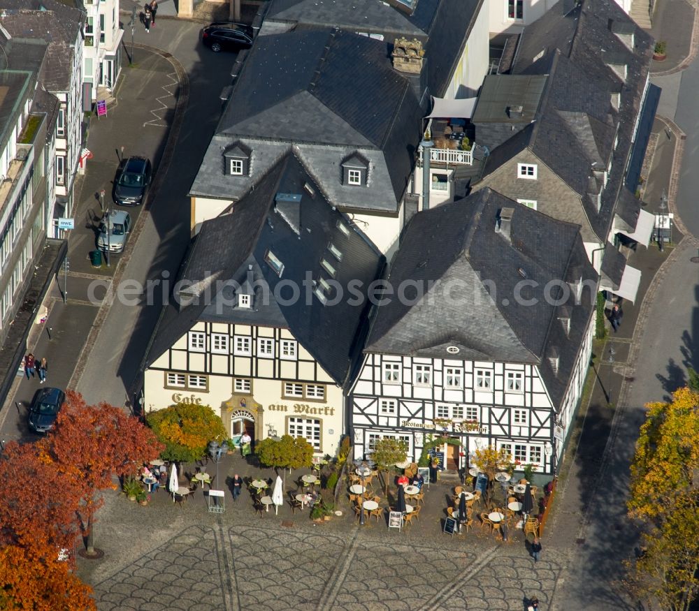 Aerial photograph Brilon - Tables and benches of open-air restaurants Cafe Am Markt and Restaurant Jaegerhof am Marktplatz in Brilon in the state North Rhine-Westphalia