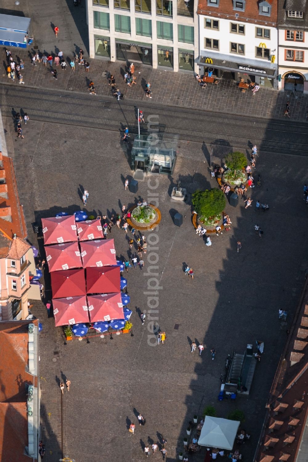 Würzburg from the bird's eye view: Tables and benches of open-air restaurants Cafehaus Michel on Oberer Markt in the district Altstadt in Wuerzburg in the state Bavaria, Germany