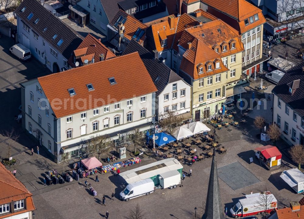 Werl from above - Tables and benches of open-air restaurants Dal Paesano and Cafe Hemmer Conditorei Confiserie Restaurant on Markt in the district Westoennen in Werl at Ruhrgebiet in the state North Rhine-Westphalia, Germany