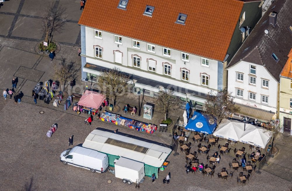 Aerial image Werl - Tables and benches of open-air restaurants Dal Paesano and Cafe Hemmer Conditorei Confiserie Restaurant on Markt in the district Westoennen in Werl at Ruhrgebiet in the state North Rhine-Westphalia, Germany