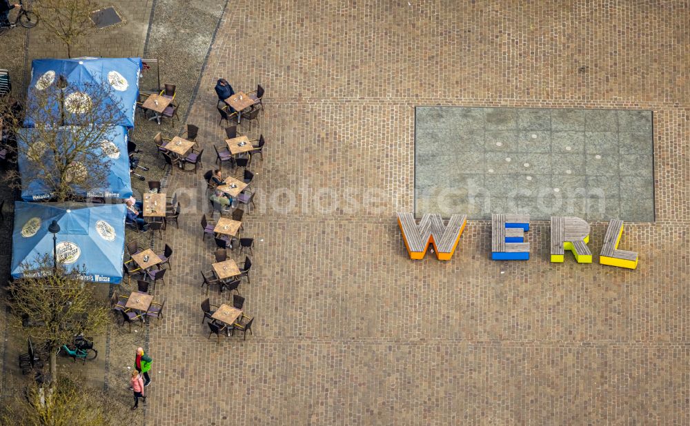 Werl from the bird's eye view: Tables and benches of open-air restaurants Dal Paesano and Cafe Hemmer Conditorei Confiserie Restaurant on Markt in the district Westoennen in Werl at Ruhrgebiet in the state North Rhine-Westphalia, Germany