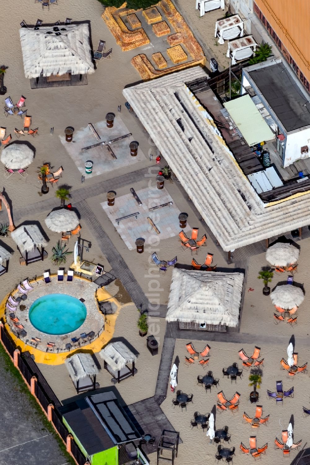 Aerial photograph Leipzig - Tables and benches of open-air restaurants on Eggebrechtsstrasse in the district Zentrum-Suedost in Leipzig in the state Saxony, Germany