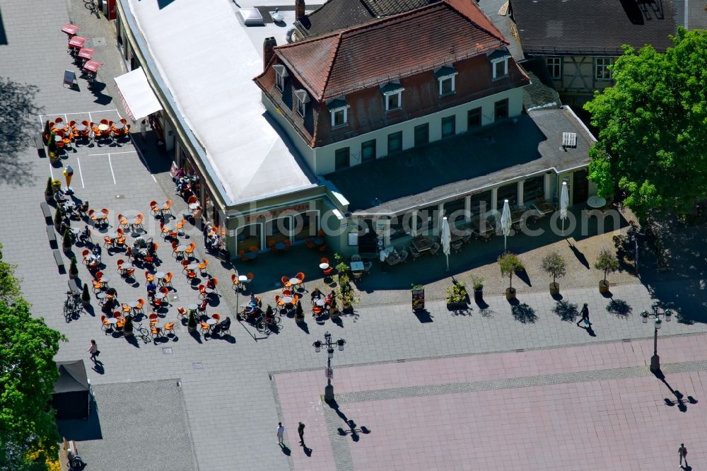 Aerial image Weimar - Tables and benches of open-air restaurants of Eiscafe Venezia on Theaterplatz in Weimar in the state Thuringia, Germany