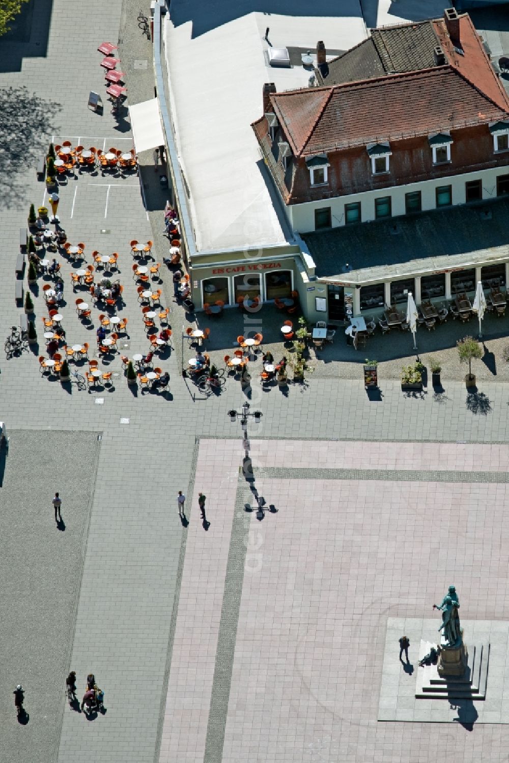 Aerial photograph Weimar - Tables and benches of open-air restaurants of Eiscafe Venezia on Theaterplatz in Weimar in the state Thuringia, Germany