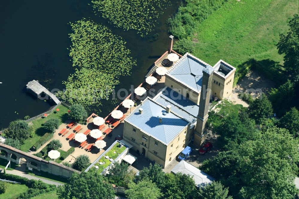 Potsdam from the bird's eye view: Tables and benches of open-air restaurants of Gasthausbrauerei Meierei in Neuen Garten GmbH in the district Noerdliche Vorstadt in Potsdam in the state Brandenburg, Germany