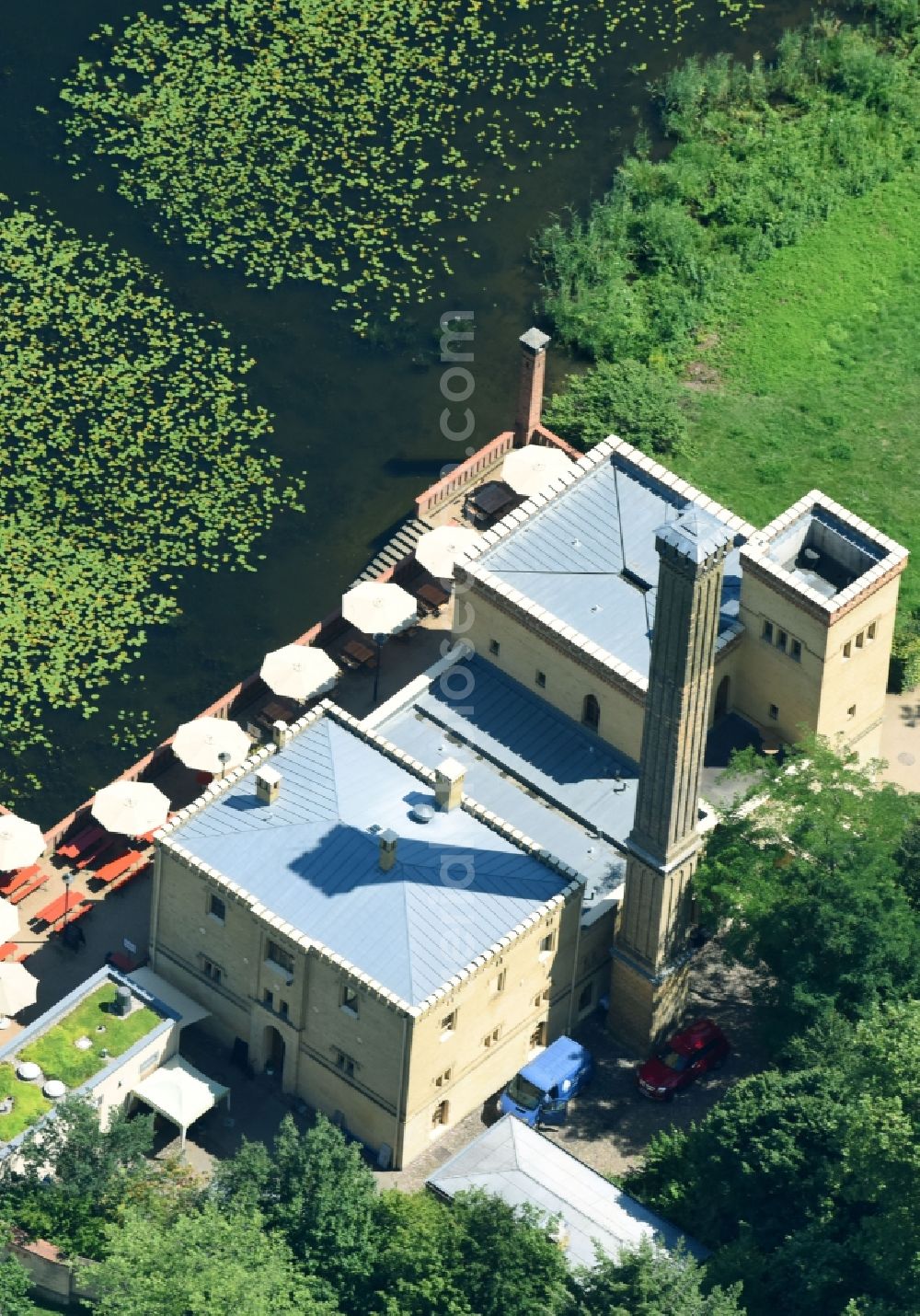 Aerial photograph Potsdam - Tables and benches of open-air restaurants of Gasthausbrauerei Meierei in Neuen Garten GmbH in the district Noerdliche Vorstadt in Potsdam in the state Brandenburg, Germany