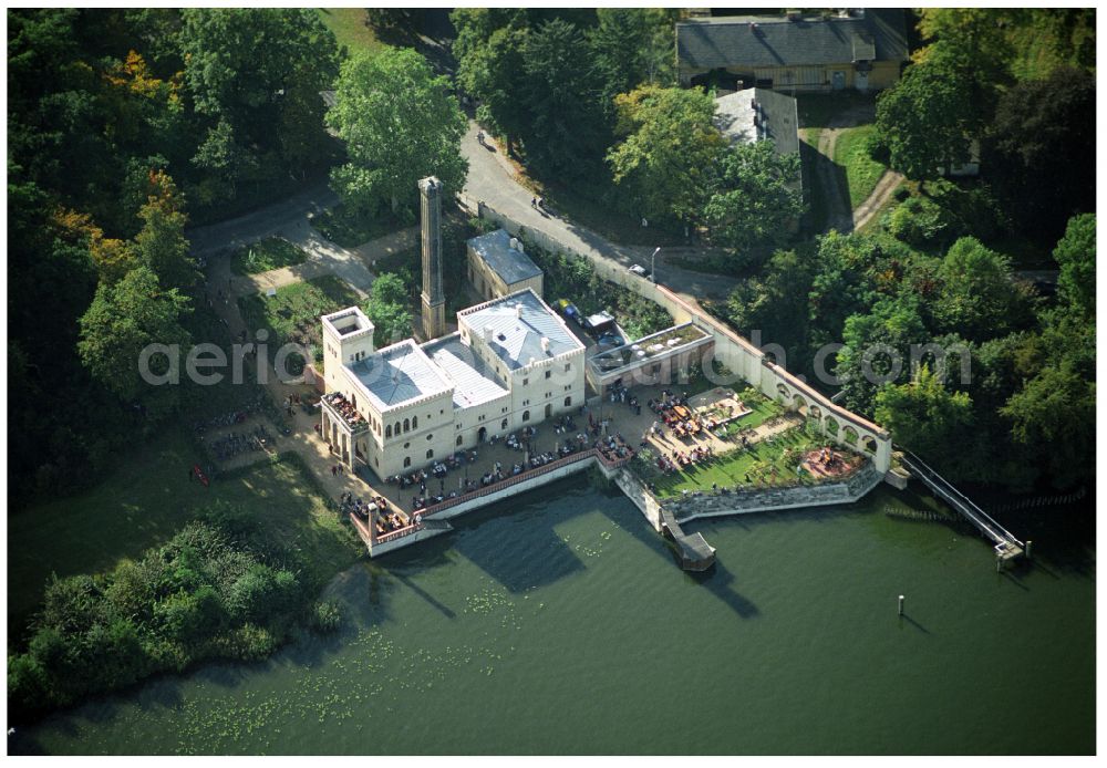 Aerial photograph Potsdam - Tables and benches of open-air restaurants of Gasthausbrauerei Meierei in Neuen Garten GmbH in the district Noerdliche Vorstadt in Potsdam in the state Brandenburg, Germany