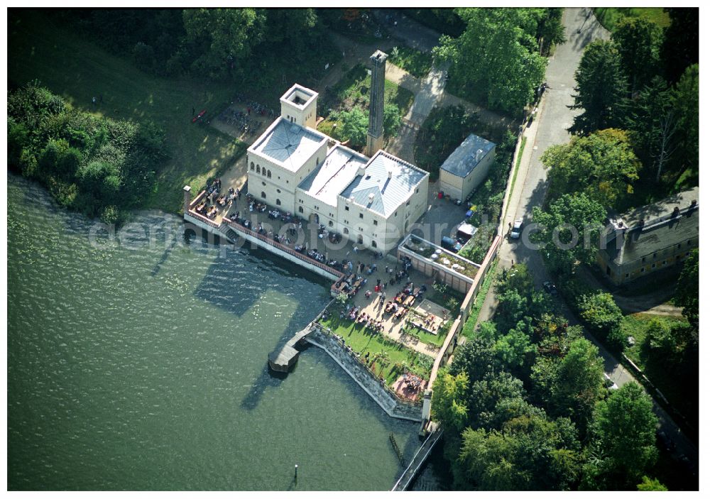 Aerial image Potsdam - Tables and benches of open-air restaurants of Gasthausbrauerei Meierei in Neuen Garten GmbH in the district Noerdliche Vorstadt in Potsdam in the state Brandenburg, Germany