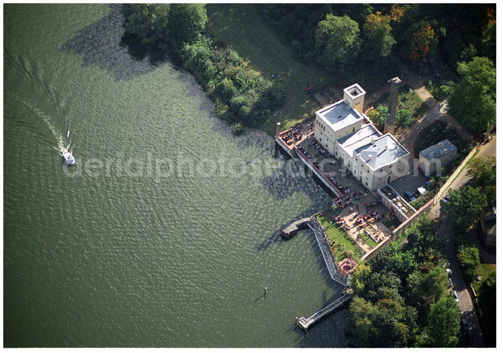 Aerial photograph Potsdam - Tables and benches of open-air restaurants of Gasthausbrauerei Meierei in Neuen Garten GmbH in the district Noerdliche Vorstadt in Potsdam in the state Brandenburg, Germany