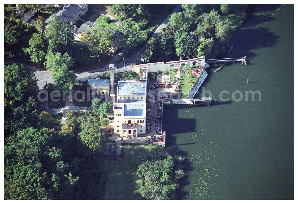 Potsdam from the bird's eye view: Tables and benches of open-air restaurants of Gasthausbrauerei Meierei in Neuen Garten GmbH in the district Noerdliche Vorstadt in Potsdam in the state Brandenburg, Germany