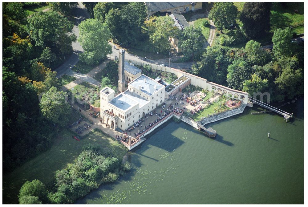 Aerial image Potsdam - Tables and benches of open-air restaurants of Gasthausbrauerei Meierei in Neuen Garten GmbH in the district Noerdliche Vorstadt in Potsdam in the state Brandenburg, Germany