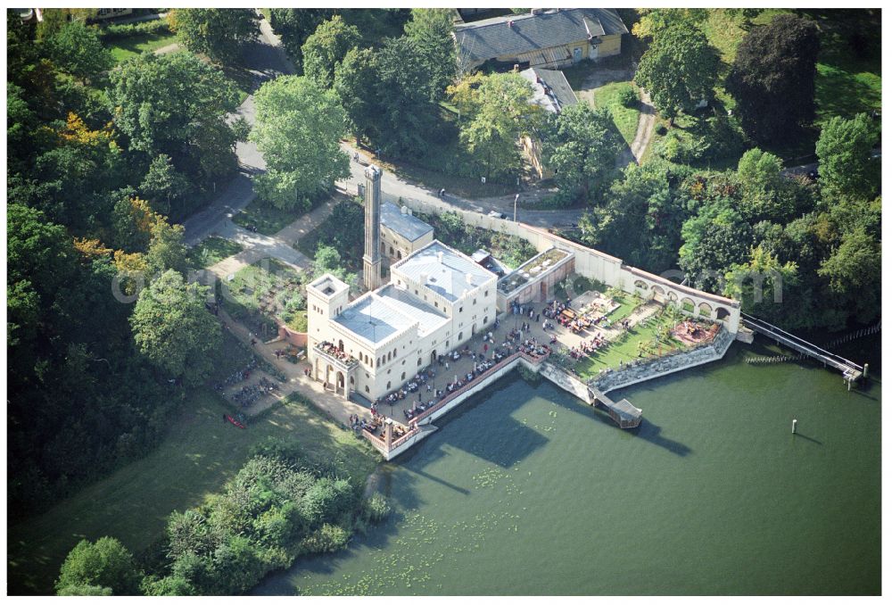 Aerial photograph Potsdam - Tables and benches of open-air restaurants of Gasthausbrauerei Meierei in Neuen Garten GmbH in the district Noerdliche Vorstadt in Potsdam in the state Brandenburg, Germany