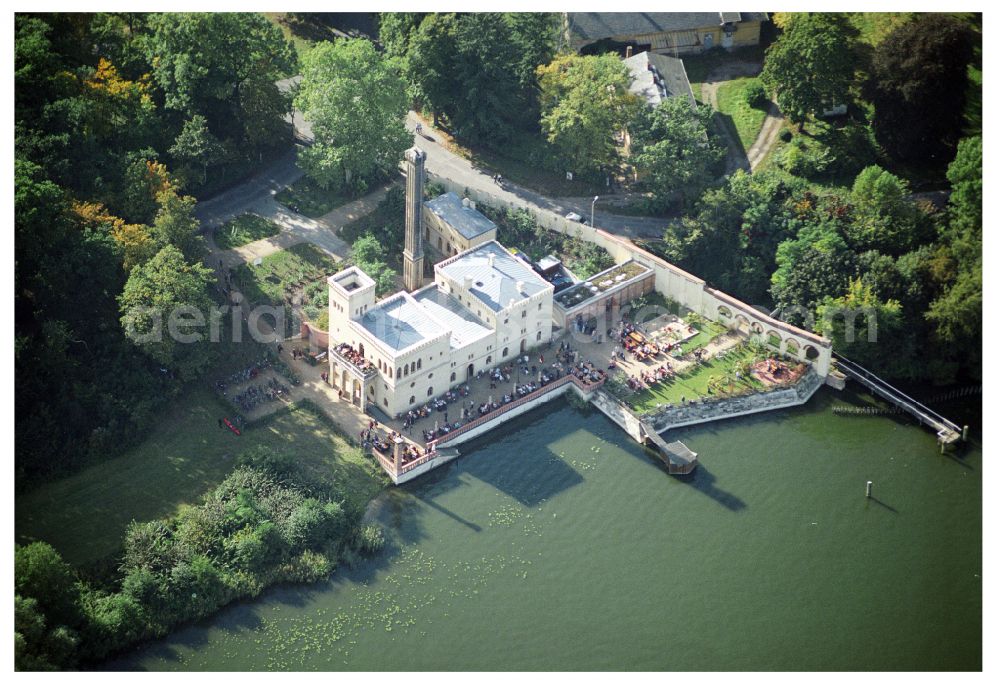 Potsdam from above - Tables and benches of open-air restaurants of Gasthausbrauerei Meierei in Neuen Garten GmbH in the district Noerdliche Vorstadt in Potsdam in the state Brandenburg, Germany