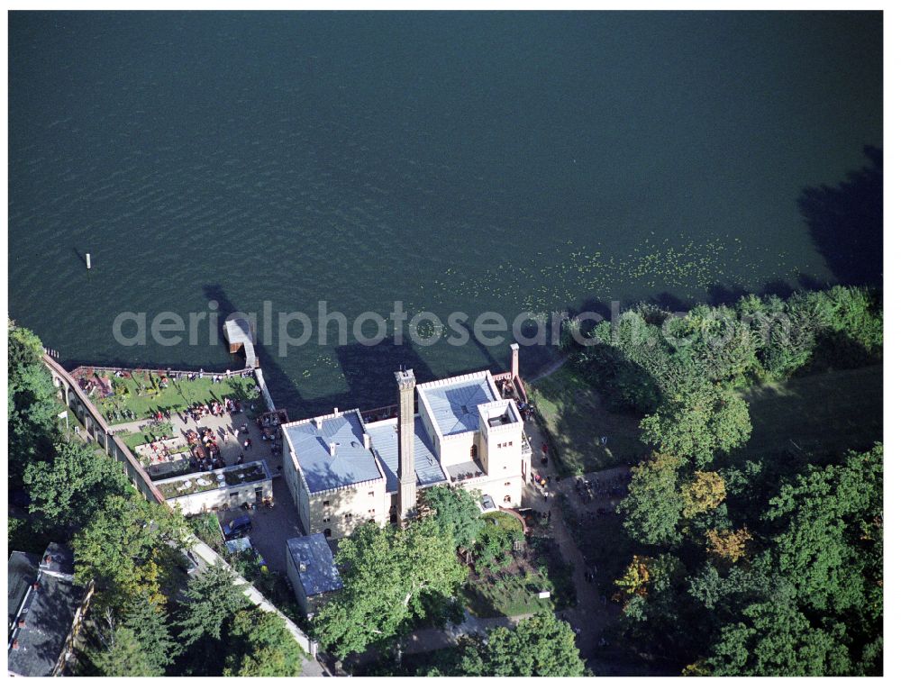 Aerial image Potsdam - Tables and benches of open-air restaurants of Gasthausbrauerei Meierei in Neuen Garten GmbH in the district Noerdliche Vorstadt in Potsdam in the state Brandenburg, Germany