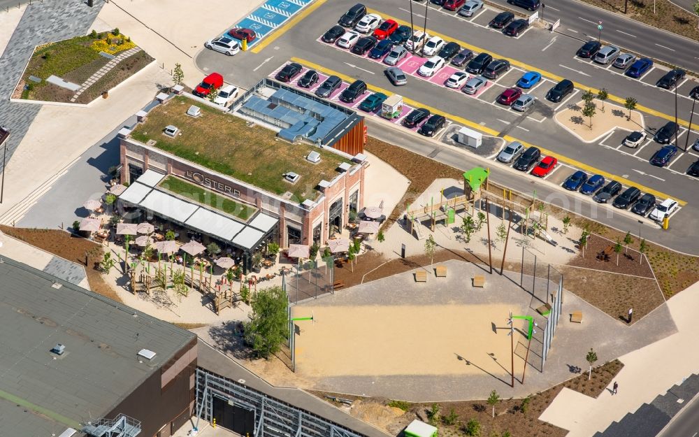 Bochum from above - Tables and benches of open-air restaurants Gastronomiekette L'Osteria inside RuhrPark in Bochum in the state North Rhine-Westphalia