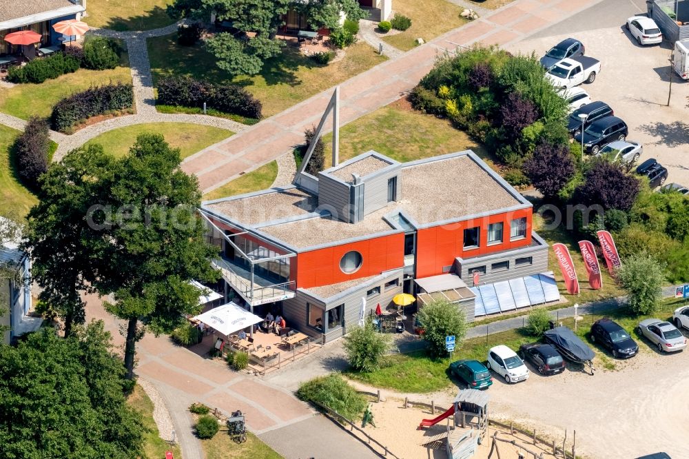 Waren (Müritz) from the bird's eye view: Tables and benches of the outdoor restaurants on harbor restaurant Reecksee Marina Eldenburg in Waren (Mueritz) in Mecklenburg-Vorpommern