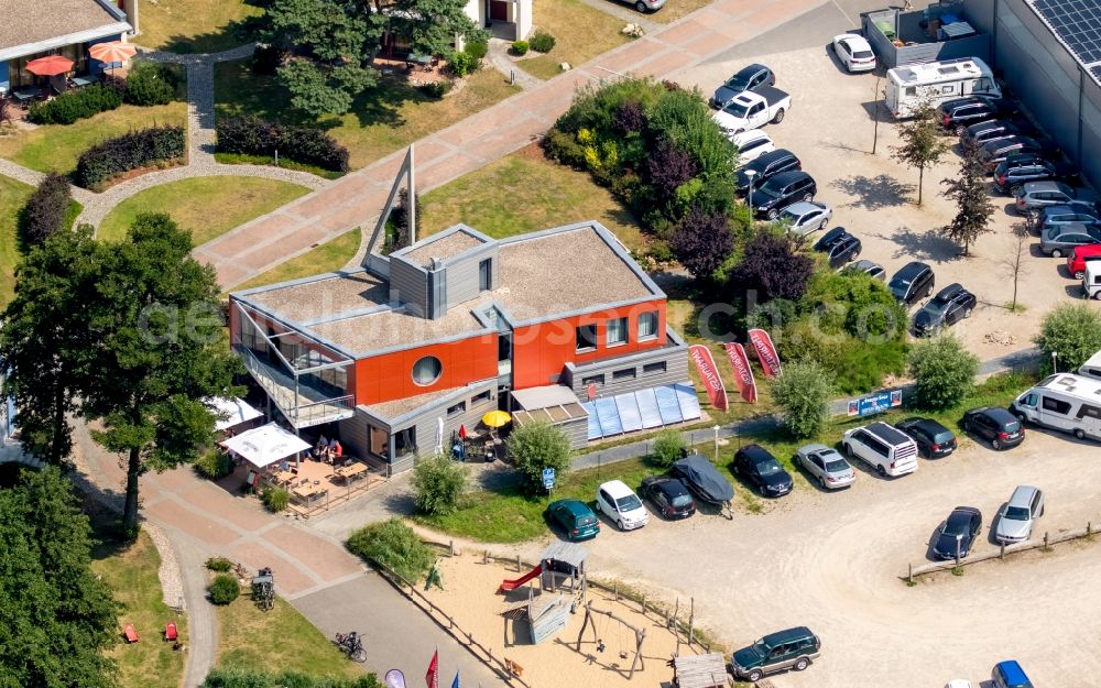 Aerial photograph Waren (Müritz) - Tables and benches of the outdoor restaurants on harbor restaurant Reecksee Marina Eldenburg in Waren (Mueritz) in Mecklenburg-Vorpommern