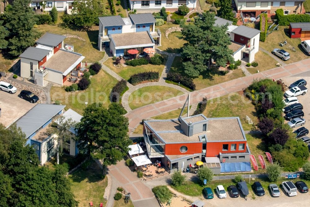 Aerial photograph Waren (Müritz) - Tables and benches of the outdoor restaurants on harbor restaurant Reecksee Marina Eldenburg in Waren (Mueritz) in Mecklenburg-Vorpommern