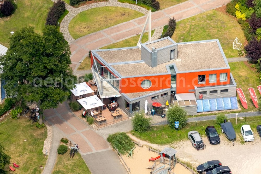 Aerial photograph Waren (Müritz) - Tables and benches of the outdoor restaurants on harbor restaurant Reecksee Marina Eldenburg in Waren (Mueritz) in Mecklenburg-Vorpommern