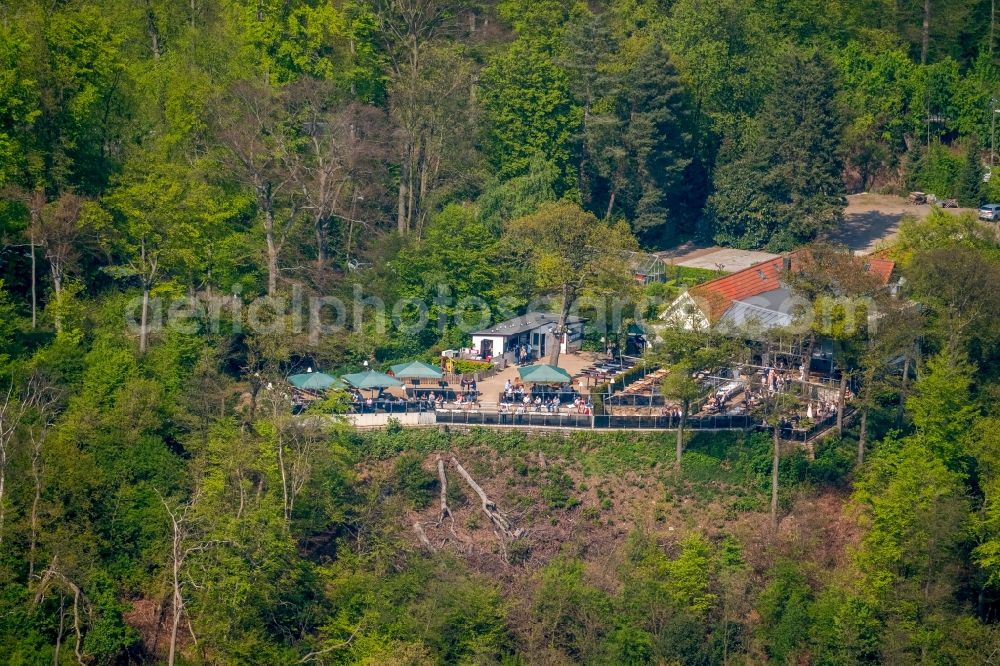 Essen from above - Tables and benches of open-air restaurants Jagdhaus Schellenberg on Heisinger Strasse in Essen in the state North Rhine-Westphalia