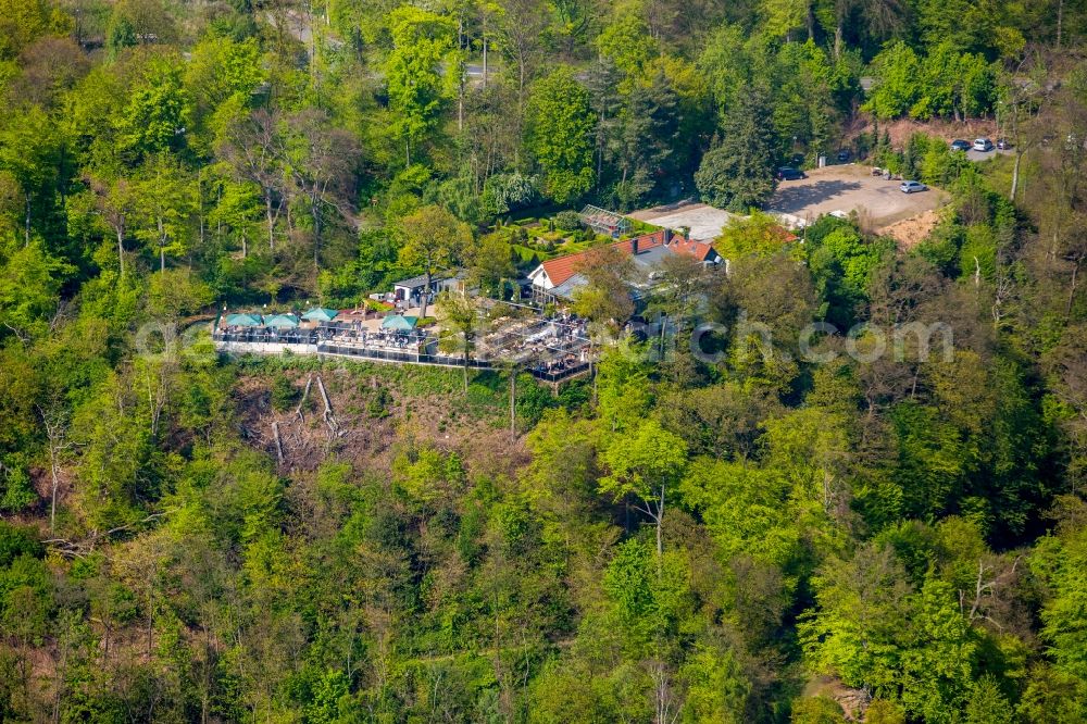 Aerial photograph Essen - Tables and benches of open-air restaurants Jagdhaus Schellenberg on Heisinger Strasse in Essen in the state North Rhine-Westphalia