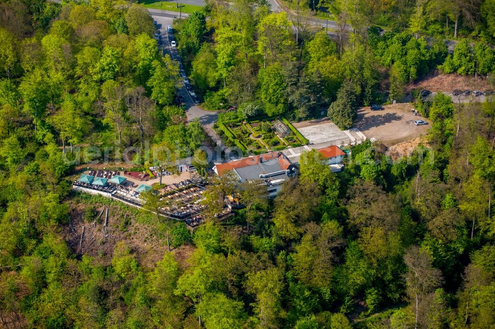 Essen from above - Tables and benches of open-air restaurants Jagdhaus Schellenberg on Heisinger Strasse in Essen in the state North Rhine-Westphalia