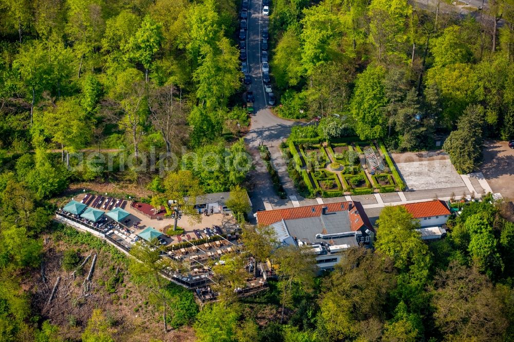 Essen from the bird's eye view: Tables and benches of open-air restaurants Jagdhaus Schellenberg on Heisinger Strasse in Essen in the state North Rhine-Westphalia