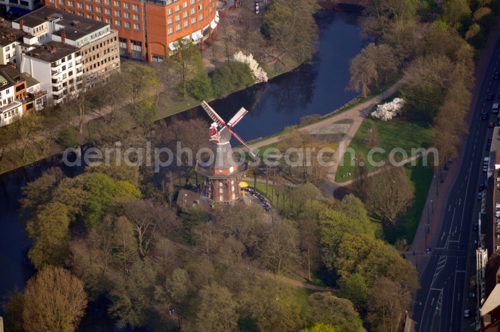 Aerial photograph Bremen - Tables and benches of open-air restaurants Kaffeemuehle on street Am Wall in the district Altstadt in Bremen, Germany