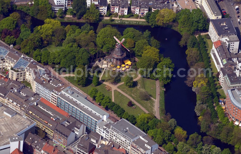 Aerial photograph Bremen - Tables and benches of open-air restaurants Kaffeemuehle on street Am Wall in the district Altstadt in Bremen, Germany