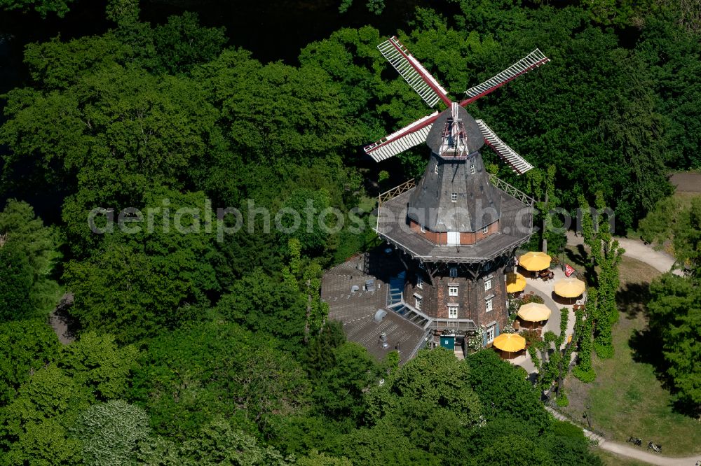 Bremen from above - Tables and benches of open-air restaurants Kaffeemuehle on street Am Wall in the district Altstadt in Bremen, Germany