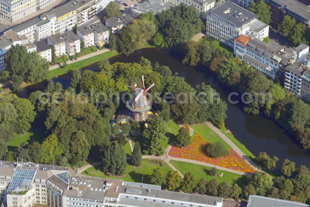 Bremen from the bird's eye view: Tables and benches of open-air restaurants Kaffeemuehle on street Am Wall in the district Altstadt in Bremen, Germany