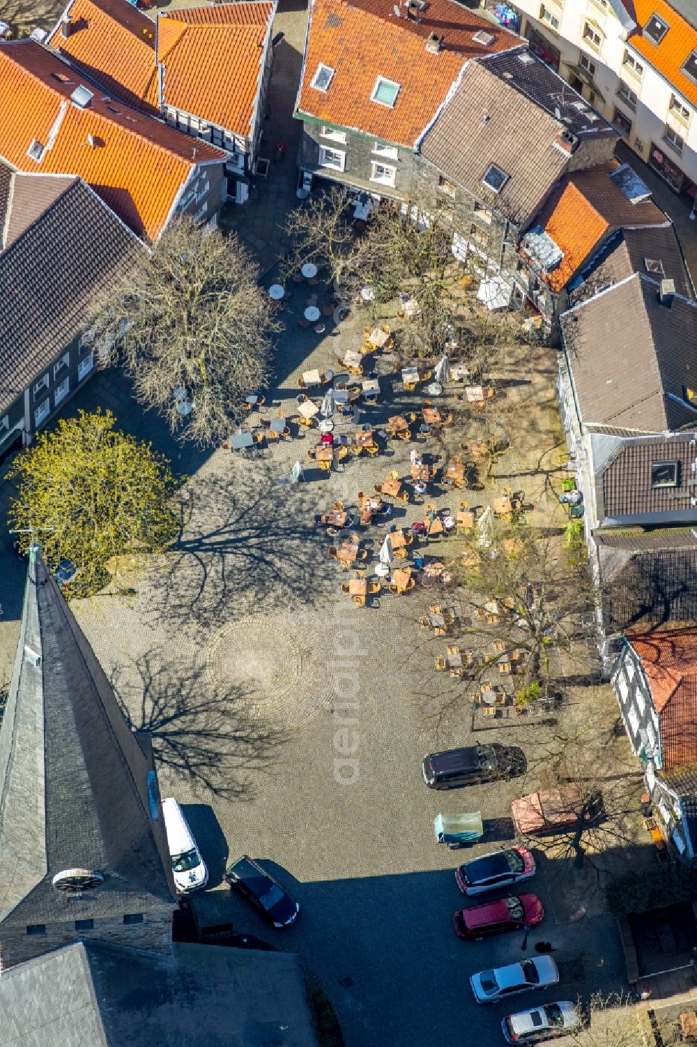 Hattingen from above - Tables and benches of open-air restaurants on Kirchplatz in Hattingen in the state North Rhine-Westphalia