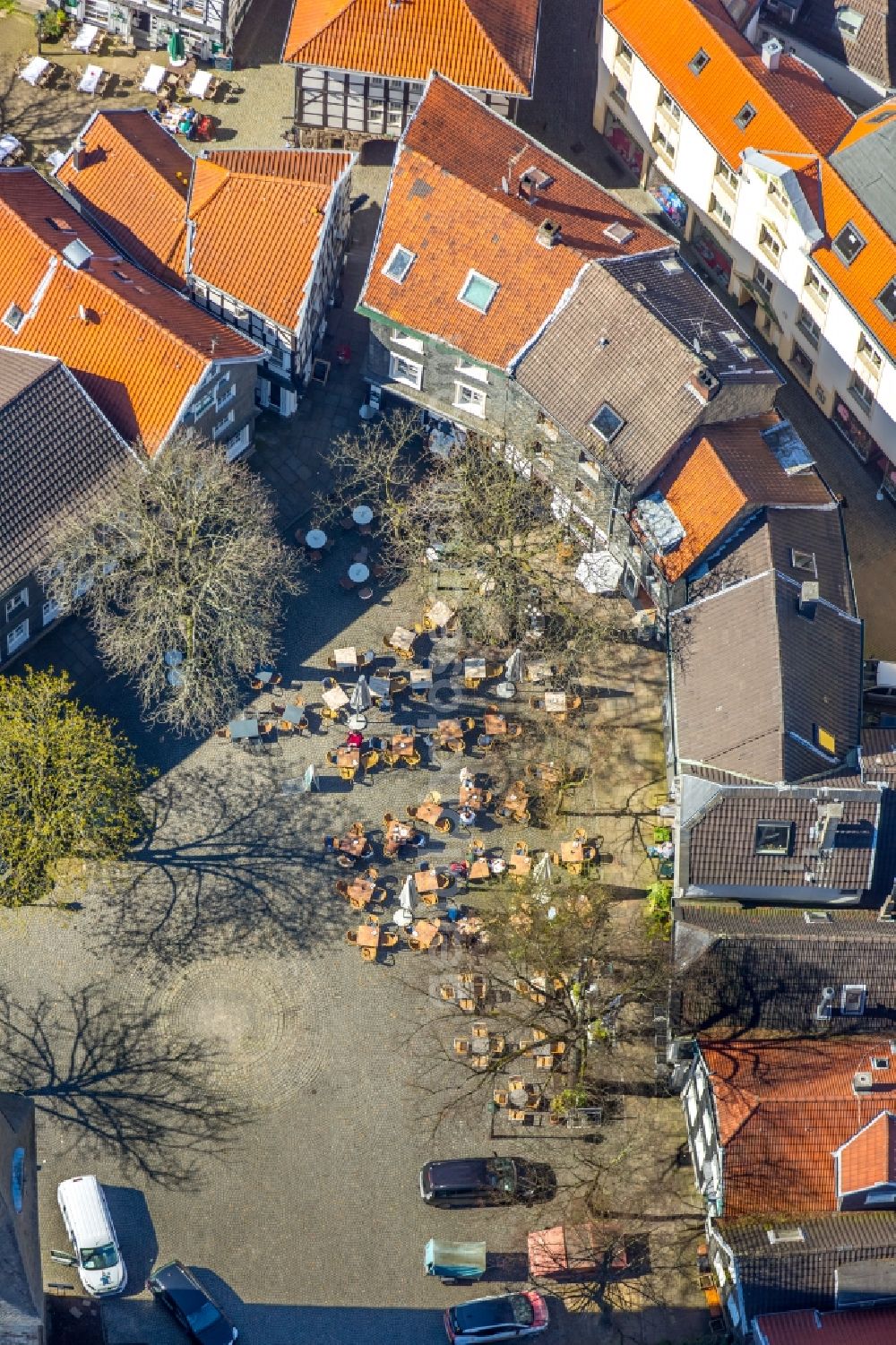 Hattingen from the bird's eye view: Tables and benches of open-air restaurants on Kirchplatz in Hattingen in the state North Rhine-Westphalia