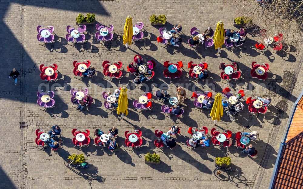 Aerial photograph Soest - Tables and benches in the open-air restaurants on the market square in Soest in the state North Rhine-Westphalia, Germany