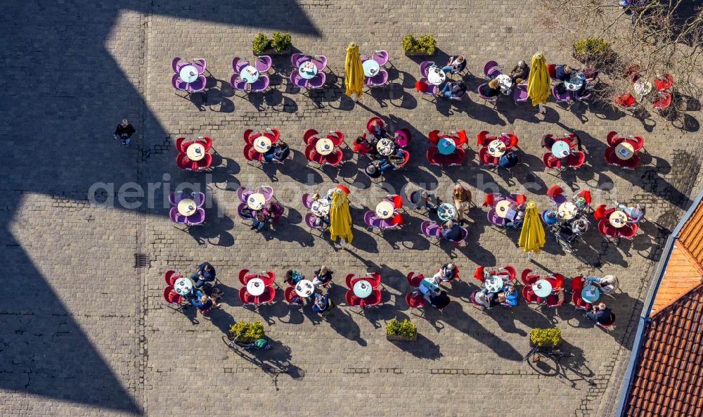 Soest from above - Tables and benches in the open-air restaurants on the market square in Soest in the state North Rhine-Westphalia, Germany