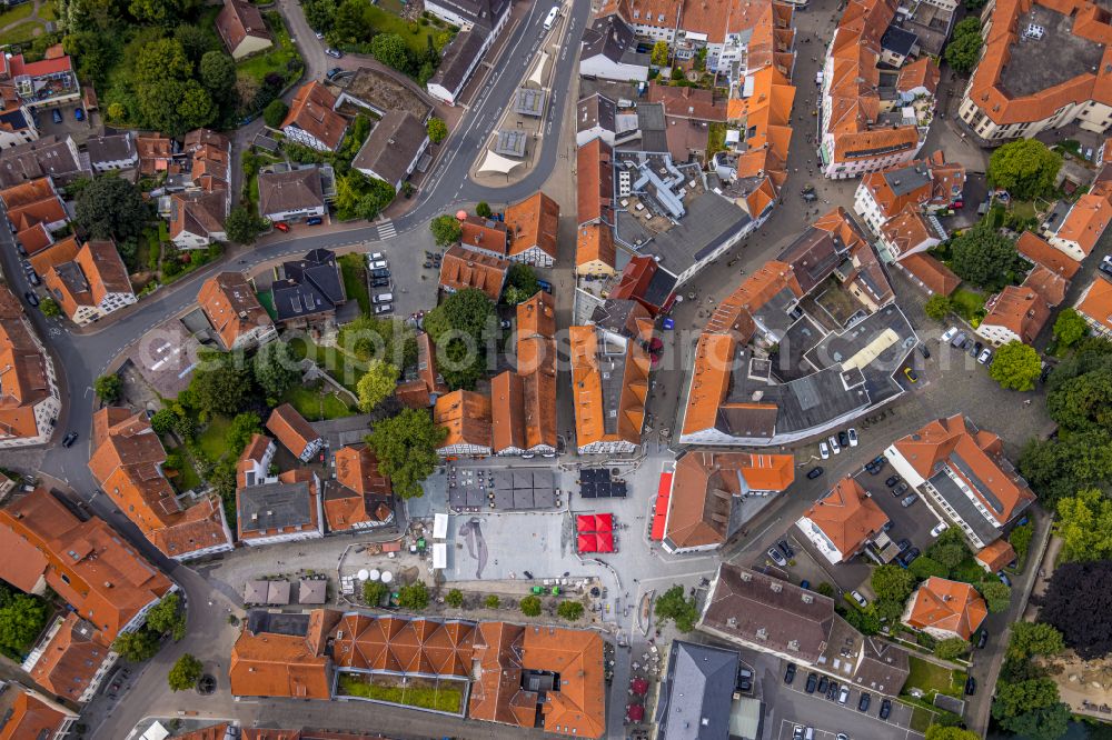 Aerial photograph Soest - Tables and benches in the open-air restaurants on the market square in Soest in the state North Rhine-Westphalia, Germany