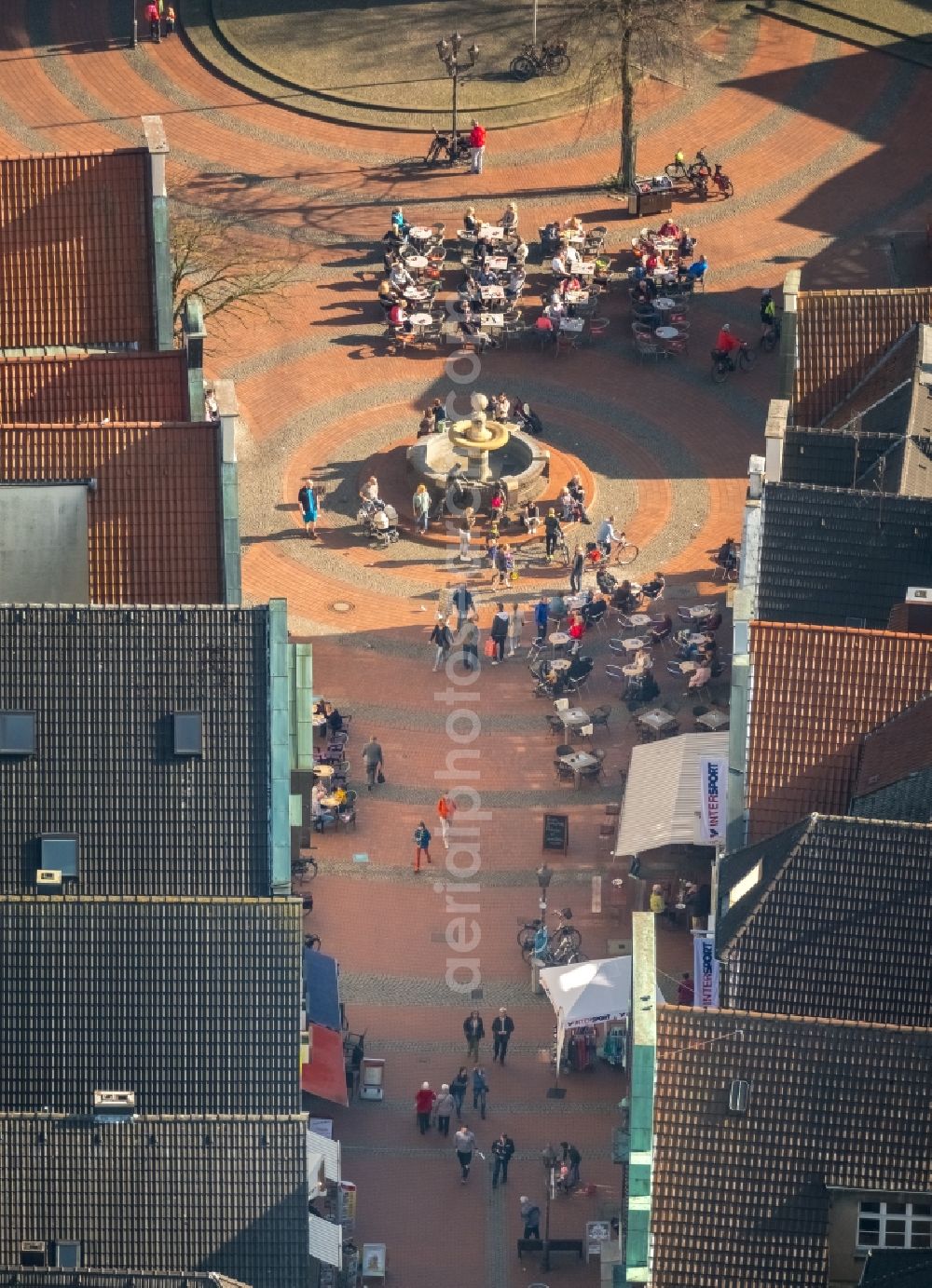 Aerial image Haltern am See - Tables and benches of open-air restaurants on Marktbrunnen in Haltern am See in the state North Rhine-Westphalia