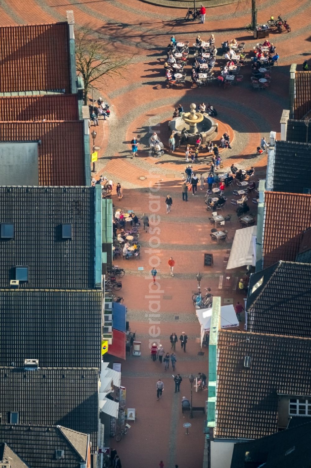 Haltern am See from the bird's eye view: Tables and benches of open-air restaurants on Marktbrunnen in Haltern am See in the state North Rhine-Westphalia