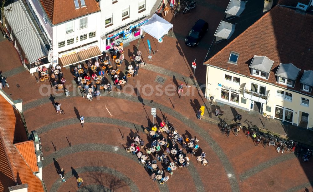 Aerial photograph Haltern am See - Tables and benches of open-air restaurants on Marktbrunnen in Haltern am See in the state North Rhine-Westphalia