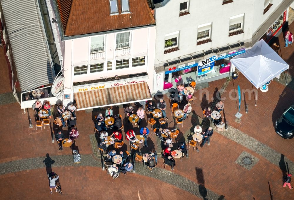 Haltern am See from above - Tables and benches of open-air restaurants on Marktbrunnen in Haltern am See in the state North Rhine-Westphalia