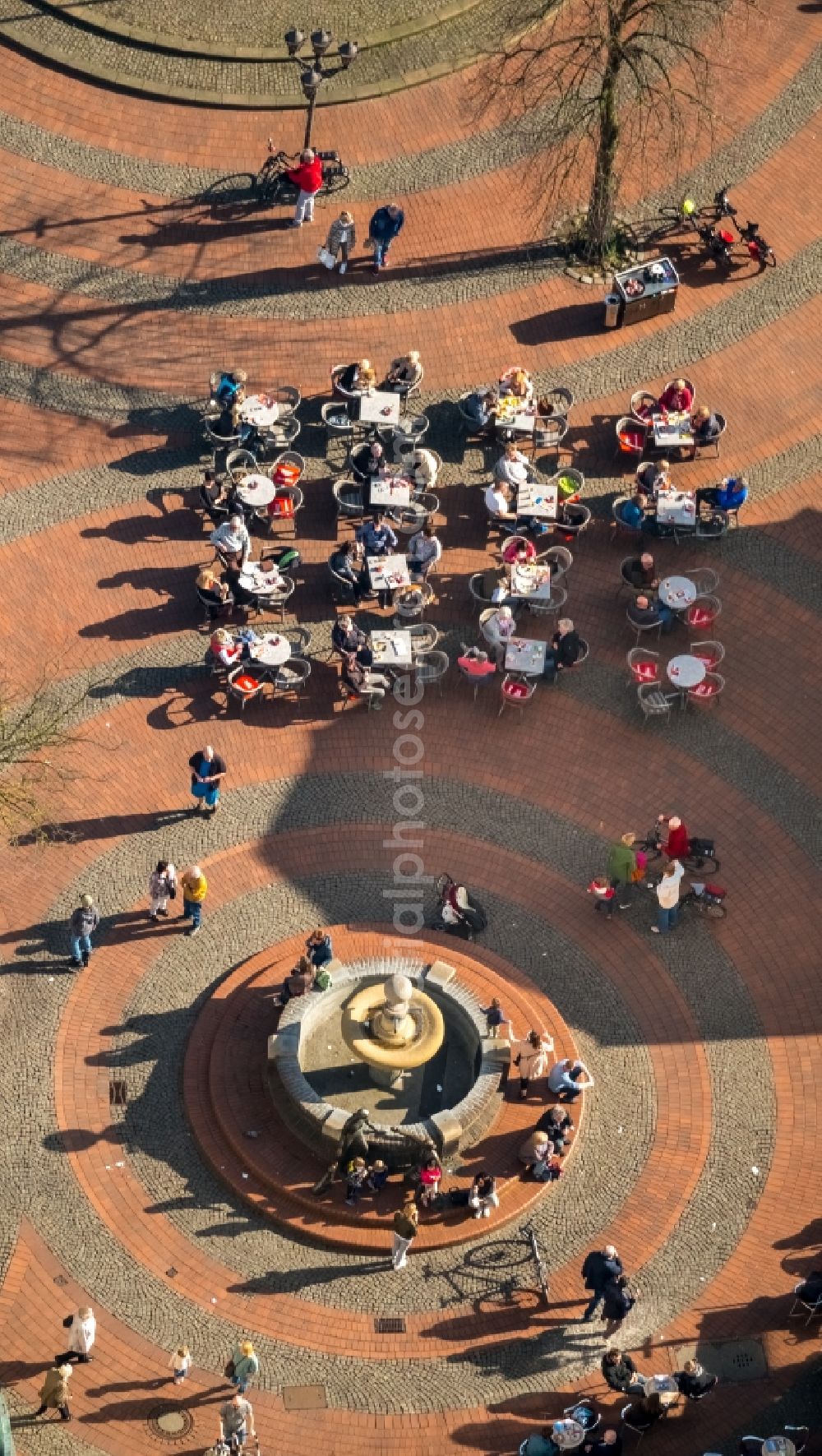 Aerial photograph Haltern am See - Tables and benches of open-air restaurants on Marktbrunnen in Haltern am See in the state North Rhine-Westphalia