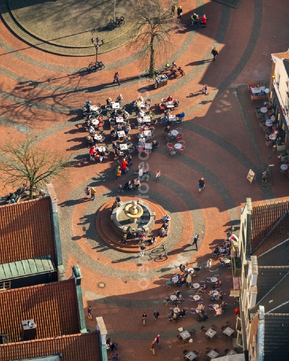 Haltern am See from above - Tables and benches of open-air restaurants on Marktbrunnen in Haltern am See in the state North Rhine-Westphalia