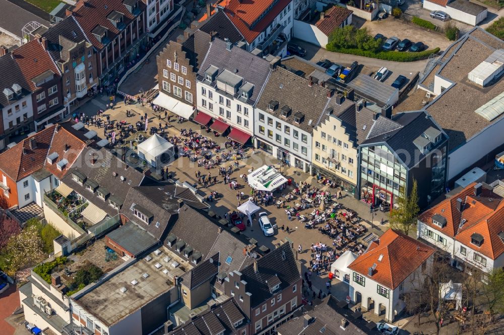 Aerial photograph Dorsten - Tables and benches of open-air restaurants on Marktplatz in Dorsten in the state North Rhine-Westphalia, Germany