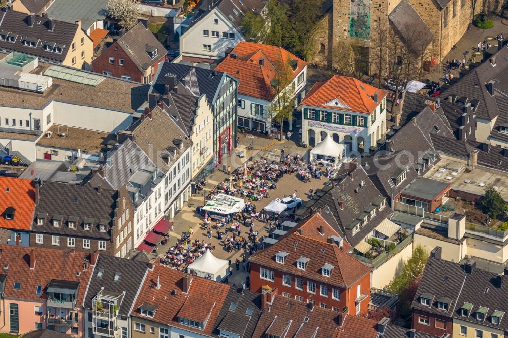 Dorsten from above - Tables and benches of open-air restaurants on Marktplatz in Dorsten in the state North Rhine-Westphalia, Germany