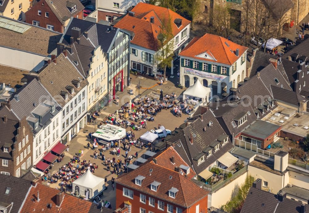 Dorsten from the bird's eye view: Tables and benches of open-air restaurants on Marktplatz in Dorsten in the state North Rhine-Westphalia, Germany