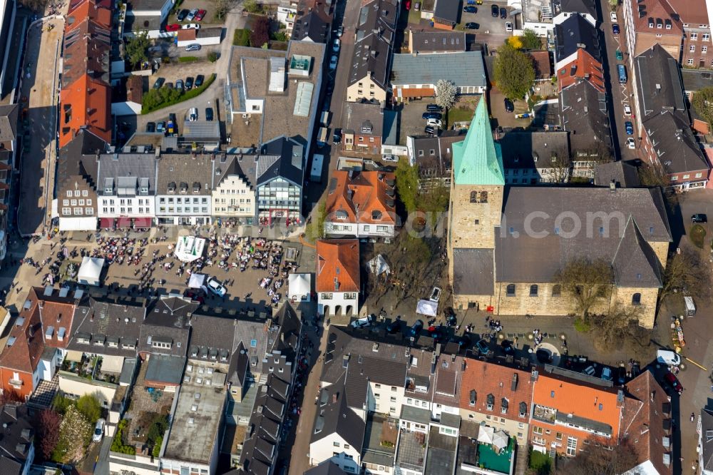 Aerial photograph Dorsten - Tables and benches of open-air restaurants on Marktplatz in Dorsten in the state North Rhine-Westphalia, Germany