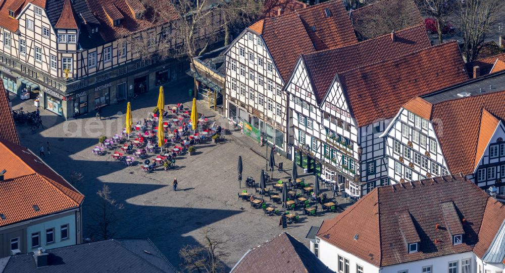 Soest from above - Tables and benches of open-air restaurants at the market square in Soest with half-timbered houses in Soest in the state North Rhine-Westphalia, Germany