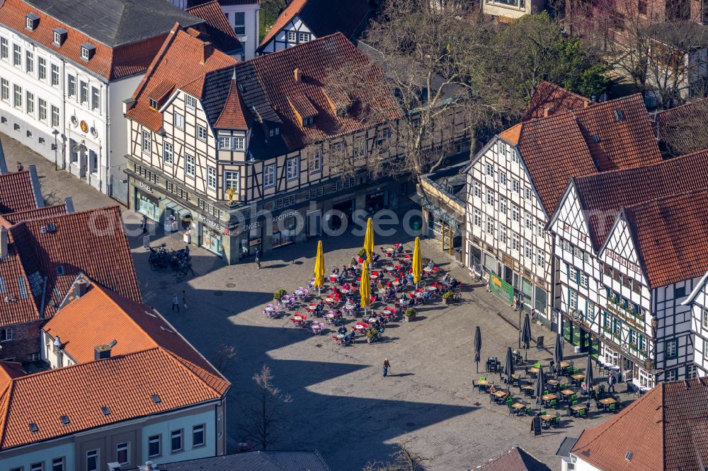 Soest from the bird's eye view: Tables and benches of open-air restaurants at the market square in Soest with half-timbered houses in Soest in the state North Rhine-Westphalia, Germany